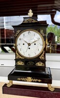 Negyedütős dátum funkciós Empire asztali óra 1820 körüli