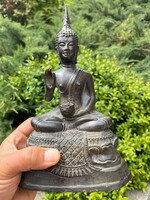 Sukhothai stílusú ülő Budha bronzszobor – Thaiföldi ihletésű alkotás, a 20. század második feléből