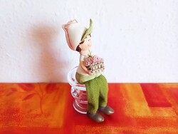Lógó lábú kerámia figura, fiú rózsával