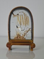 Üvegbe zárt faragott gólyák japán miniatúra lakkfa keretállványon ~9 cm