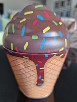 Cuki csokoládéfagylalt formájú fém tárolódoboz / dekoráció, magassága 12,5cm,  átmérője 8,5cm