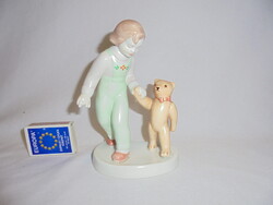 Budapest Aquincum porcelán macival sétáló kislány figura, nipp