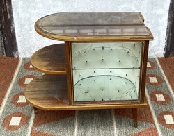 RETRO, KÉSŐ ART DECO ÉJJELISZEKRÉNY, ÜVEGES VITRIN RÉSSZEL 68 X 39.5 CM
