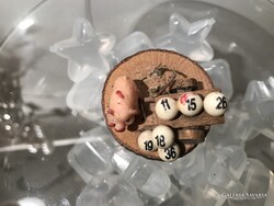 SZOBOR - SZERENCSEMALAC - 4,5 x 2,5 cm - FA - PLASZTIK -  GYŰJTEMÉNYBŐL - NÉMET  - HIBÁTLAN