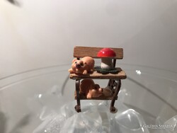 SZOBOR - MALACOK PADON - FA - GUMI - 3,5 x 3 x 2,5 cm - GYŰJTEMÉNYBŐL - NÉMET  - HIBÁTLAN