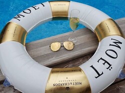 CHAMPAGNE CLUB - Moët & Chandon ICE IMPÉRIAL felfújható úszógyűrű – medence- és yacht kiegészítő