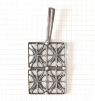 Hangsúlyos vintage Mid-Century modernista rácsos medál – Ezüstözött (14g, 8,8 cm)