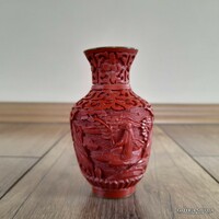 Régi kínai cinóber váza figurákkal