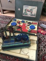 Régi Märklin fémlemez építő készlet összeszerelt géppel és tartozékokkal
