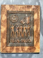 1945–1970 feliratú, bronzkép