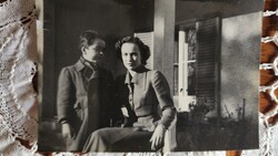 Özv. Horthy Istvánné grófnő Edelsheim-Gyulai Ilona + fia Horthy István Weilheim 1947 JELZETT FOTÓ