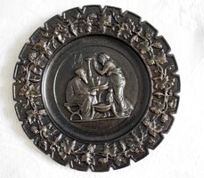 Fali dísztányér öntöttvas A nap vagy az éj mitológia relief szőlőfürt bordűrrel Bertel Thorvaldsen