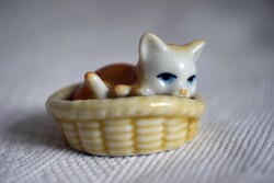 Apró porcelán figura macska kosárba , cicus , 4,5 x 3 cm
