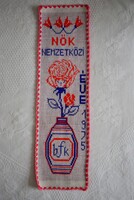 1975-ös Nők Nemzetközi Éve , Budapesti Finomkötöttárugyár , retro emlék tárgy kendő textil 15x52cm