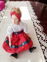 Új népviseletes porcelán játék  baba  --- 17 cm