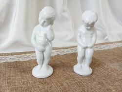 Fehér mázas porcelán pisilő fiú-lány figurák