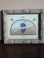 Vintage boros fali kép – Rusztikus bambusz mintás keretben (32x27 cm)