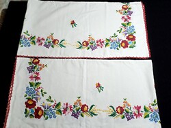 2 db Kalocsai mintával hímzett drapéria 134 x 32 cm