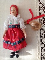Új népviseletes porcelán játék  baba  --- 17 cm
