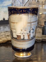 Antik Karlsbad-i porcelán kúrapohár, „Beim Sprudel in Karlsbad” felirattal, 12x7,5 cm