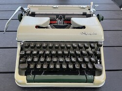 Olympia SM4 mechanikus írógép – kiváló állapotban, eredeti bőrönddel