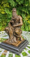 Méltóságteljes bibliai bronz szobor - Ülő Mózes a Tízparancsolattal