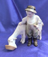 Sinkó András(1901-1976): Kecskét etető fiú. Zsolnay porcelán, 1930-as évek. Hibátlan állapotban.