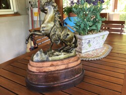“Lovát fékező csikós” bronzszobor ( Kolozsváry ) jelzéssel