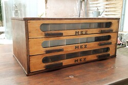 MEZ cérnás doboz, 3 fiókos rekeszes tároló, cérnatartó, szatócsbolti