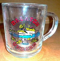 2000'S 2dl üveg füles pohár BALATON északi/déli part SZÍNES TÉRKÉPES mintával használatlan HIBÁTLAN