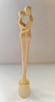 Modern minimalista szerelmespár szobor – absztrakt műgyanta dekoráció – 34 cm