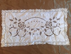 RISELT - HÍMZETT - TERÍTŐ - 54 x 30 cm - CSIPKE SZÉL - KÉZIMUNKA - RÉGI - JAVÍTANDÓ