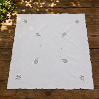 Vintage kézzel hímzett fehér terítő – 89 × 80 cm – hagyatékból