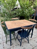 Kinyitható étkezőasztal négy székkel