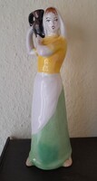 Korsóhordó lány - porcelán