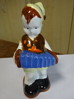 Magyar mázas kerámia figura, kézzel festett harmonikás fiú, magassága 14 cm. Jókai