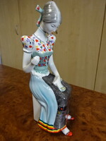 Hollóházi porcelán figura, varró nő, magassága 24,5 cm. Jókai