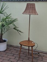 Ikonikus retró darab. 3 lábú állólámpa asztalkaval