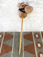 SOFTTOYS SWEDEN, LÓ, LOVACSKA, GYEREK JÁTÉK FA NYÉLLEL 97 CM