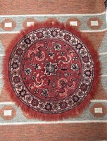 ANTIK, KEREK ASZTALTERÍTŐ, VÖRÖS SZÍNŰ, SZŐNYEG MINTÁVAL 108 CM
