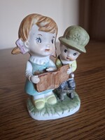 Biszkvit, (bisquit) porcelán könyvet tartó gyerekek. 12,3 cm. Hibátlan.