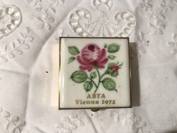 1972 év SZELENCE BÉCS - PORCELÁN - RÉZ - 4 x 4 x 1,5 cm