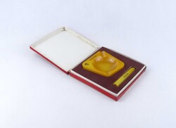 2B041 VYSOKÉ TATRY feliratú cseh borostyánsárga bakelit hamutál és cigaretta szipka díszdobozban