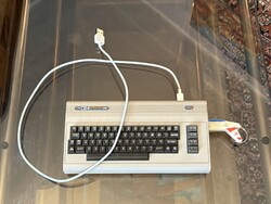 COMMODORE 64 MINI COMPUTER, JÁTÉK KONZOL + REPÜLŐGÉPES USB 20.5 X 10.5 CM