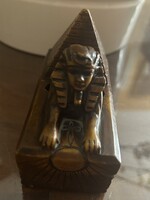 Egyiptomi relikvia: piramist őrző szfinx faszobor hieroglifakkal