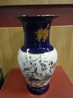 Japán porcelán váza, dombornyomott, kobalt kék, aranyozott. Jókai