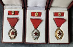 Munka Érdemrend arany, ezüst, bronz fokozata kitüntetés szalagsávval, miniatűrrel dobozában