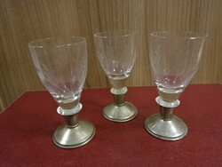 Csiszolt kristály pohár, fém talpon, három darab. Magassága 9 cm. Jókai