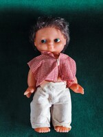 Jelzés nélküli vintage fiúbaba 29 cm – sötét hajú retro játékbaba, régi ruhában