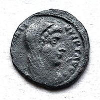Római bronz CONSTANTINUS MAGNUS quadrigás halotti veret uralkodó mennybemenetele AE4 (P15)